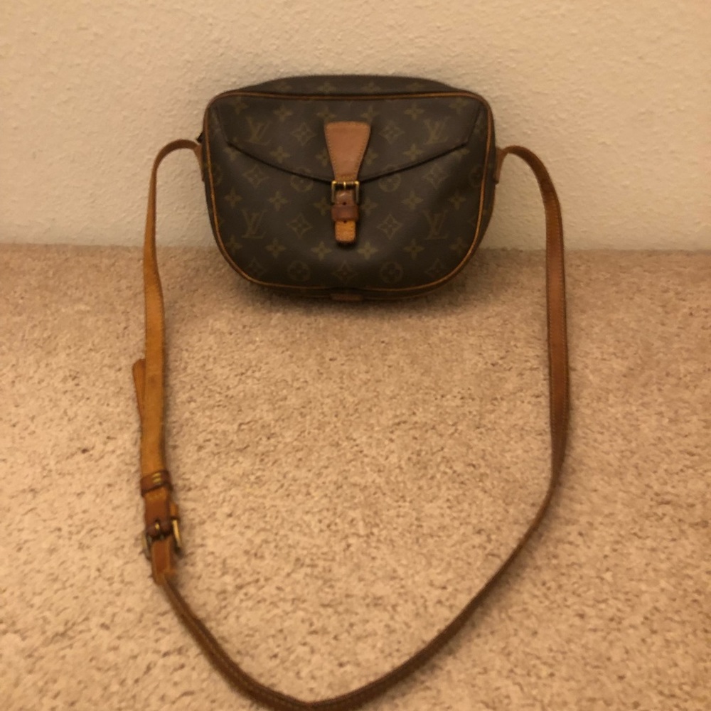 This is “Authentic”  Jeune Fille - Picture 2 of 4